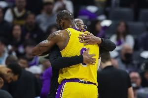 厄尔-克拉克：我打得好布朗把我换下  回来后詹姆斯跟我说不理解