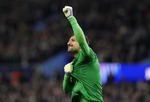 记者：曼城关注多纳鲁马，以防埃德森离队