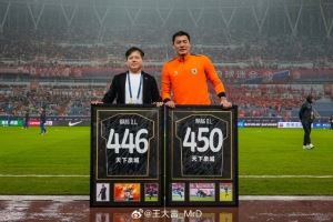 里程碑，36岁王大雷领取两件中国顶级联赛出场数纪念球衣