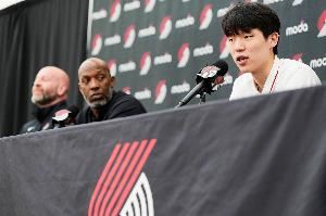 队记：杨瀚森的英语需要加强 当沟通受阻时他也要学会如何解决