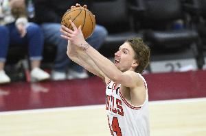 打得不错！布泽利斯半场7中4拿到10分1板1助