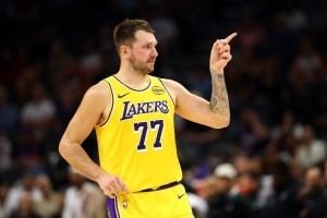 谁将辅佐东契奇？湖人揭幕战首发阵容初现端倪 伤病成最大隐患