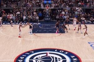 幸无大碍!小卡防守中出现崴脚倒地 仍坚持作战