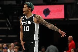 复出5中0得到2分2板2助 米奇·约翰逊：索汉带来了球队需要的能量