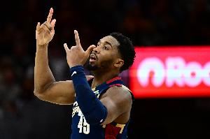 神仙打架！米切尔28中10空砍28分15板8助1断 神仙准绝平三分